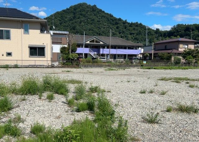 現地に行くなら、物件の周囲の地形がどうなっているかを見ることも大切です。周辺より低くなっている土地では、大雨などで水が集まりやすいため、地盤が弱くなっているということも考えられるため、注意が必要です。