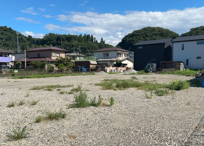 隣家の土地はどうなっているのか、生活利便施設が近くにあるのか、学校まで近いかなど、お客様のライフスタイルにあわせたイメージが重要です。また、近くにあると困る施設が近くにないかも確認するといいでしょう。