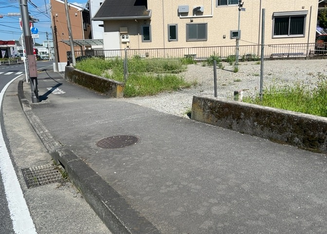 土地購入を検討されている場合、境界杭がない状態で購入してしまうと境界確定測量をする必要があり、費用がかかります。購入の前に、売主、隣土地所有者立ち合いのもと境界を確定し境界杭を設置するのがベストです。