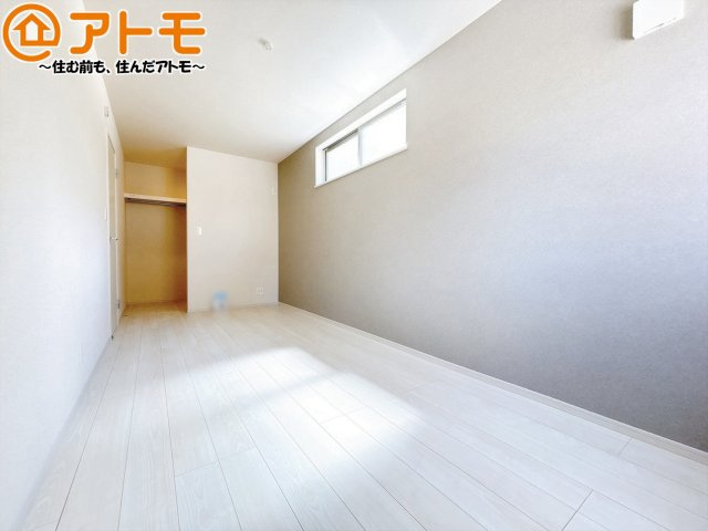 アクセントクロスが印象的なお部屋です。お気に入りの家具に囲まれてゆったり過ごしたいですね♪