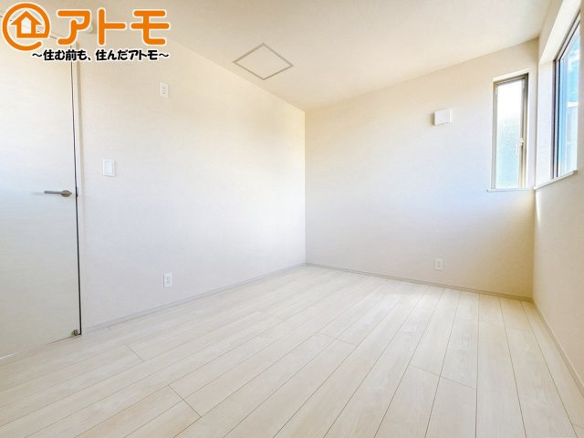 壁と床がシンプルな色合いだからこそ自分だけの空間を作れます♪お部屋作りのイメージは順調でしょうか♪