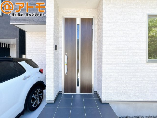 落ち着いた色合いの玄関はダブルロックで防犯性に優れた仕様になっています♪