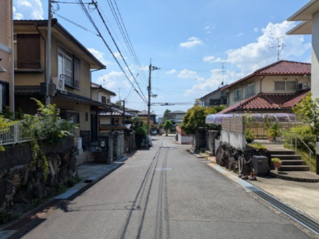 西側道路　前面道路幅員約6.1ｍ！ゆとりある道路幅で、駐車時やお車同士のすれ違いにもゆとりがあります。