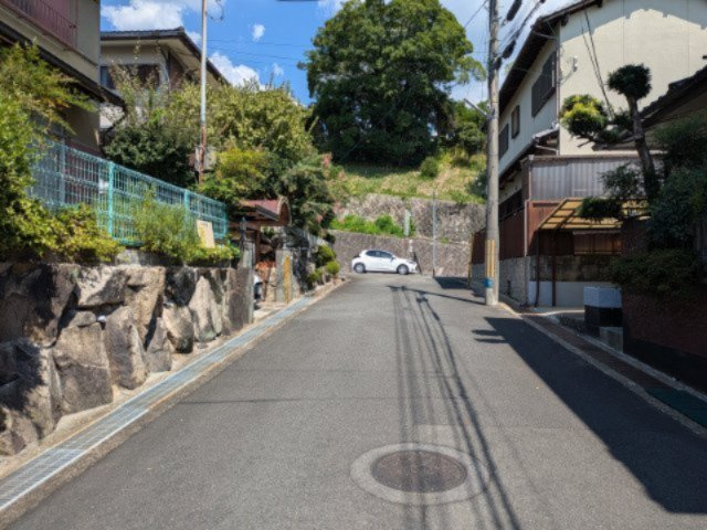 東側道路　前面道路幅員約6.1ｍ！ゆとりある道路幅で、駐車時やお車同士のすれ違いにもゆとりがあります。