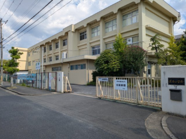 深谷小学校　約270m　お子様の毎日の通学にも安心感のある距離です。