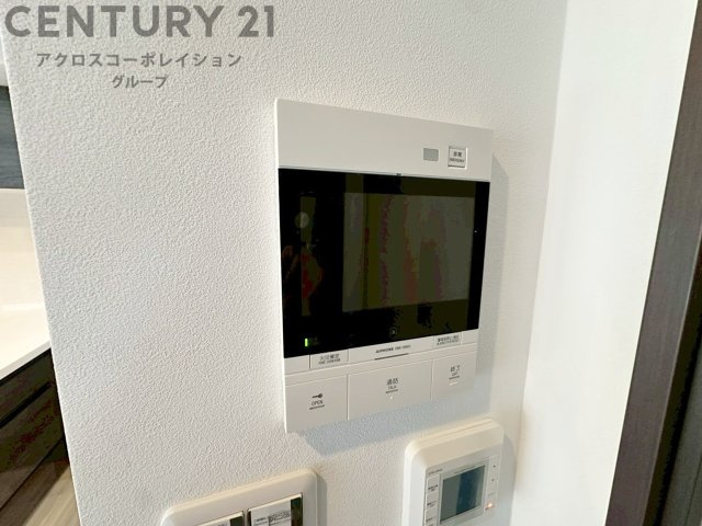 訪問者が来たときにテレビ画面で確認できるため、安心してドアを開けられます。録画機能があるものもあり、留守中に来訪者を記録しておくことができます。利便性が高く、セキュリティ面でも安心です。　