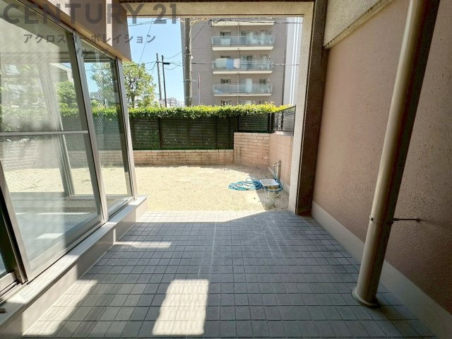 南向きバルコニーは日照が豊富で温暖な陽光を受けられ、植物の育成やリラックススペースとして活用可能です。洗濯物の乾燥が速く、快適な生活環境を提供。自然の光を取り込み、室内を明るくしてくれます。　