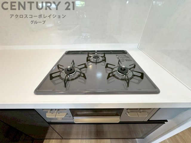多数の調理器具を同時に使用でき、料理の効率化が可能。省エネで節約になり、様々な料理スタイルに適応できます。また、火力調整が独立しており、手入れや掃除もしやすく、今よりもっとお料理が楽しくなるかも。　