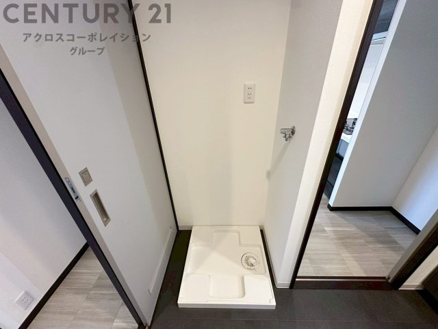 洗濯物の仕分け作業がしやすく、整理整頓が容易になります。洗濯音や湿気を他の部屋に持ち込まず、生活環境を快適に保ちます。上部を活用すれば収納スペースを確保でき洗剤や洗濯用品の整理もしやすくなります。　