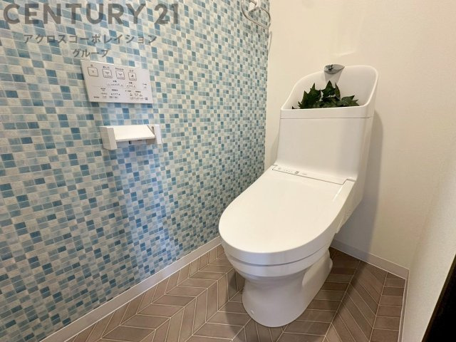 温水洗浄便座付トイレは温水洗浄機能により、暖かい水でおしりを洗浄することができ、冷たい水を使う従来の便座に比べ、温水洗浄機能で暖かいトイレを提供し、快適な使用を可能にします。　
