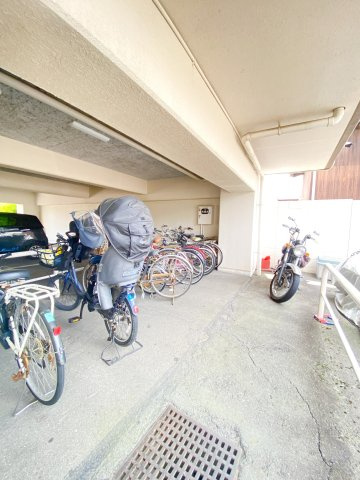 屋根付きの駐輪場！雨風も防げて安心です♪