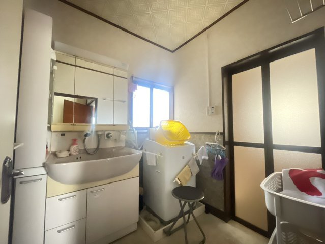 窓付きの洗面室は自然光が入り、朝の身支度も気持ちよく行えます。収納付きの洗面化粧台で小物もすっきり整理可能。洗濯機置場もゆとりがあり、家事動線もスムーズで、明るさと使い勝手の良さがうれしい空間です。
