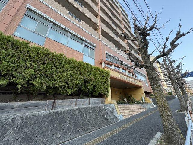 落ち着いたタイル貼りの外観と整備されたアプローチが印象的。植栽も丁寧に手入れされており、帰宅時に心地よさを感じられる空間です。周辺は落ち着いた環境で、ゆったりとした暮らしを実現できます。