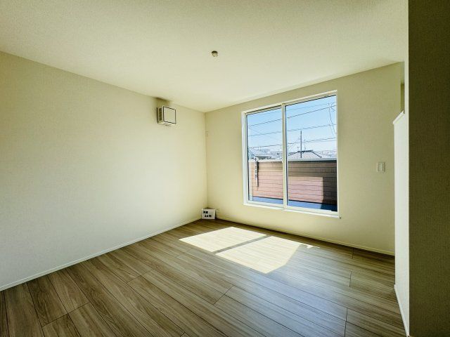 6.6帖寝室・南側バルコニー前の明るいお部屋です♪