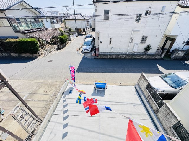 バルコニーより道路側眺望・南道路で日当たり良好♪