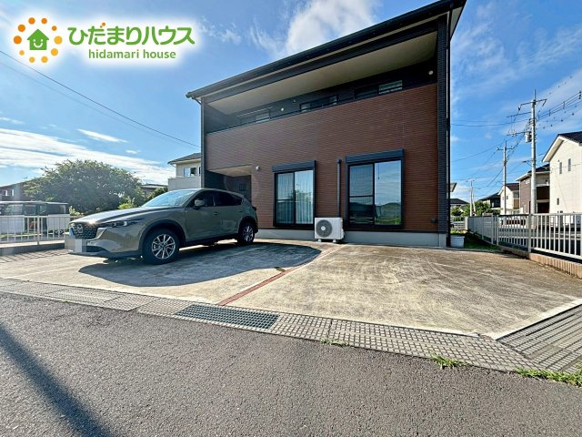 カースペース4台ＯＫ！前面道路も幅が広いため車庫入れも安心です(^^)/