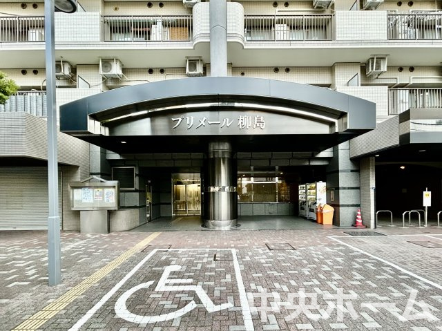 【エントランス】マンションのエントランスは、その物件の印象を決める、顔とも言える場所です。毎日通る場所ですからきれいなのが一番です。エントランス内はオートロックですので暮らしの安全も確保されています。