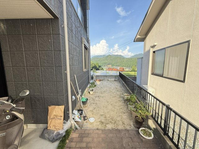 開放感のある庭スペースは、家庭菜園やガーデニングを楽しむのに最適。目の前に広がる山々の景色が暮らしに癒しをもたらし、日常の中で自然を身近に感じられます。お子様の遊び場やペットのスペースとして活用可能。