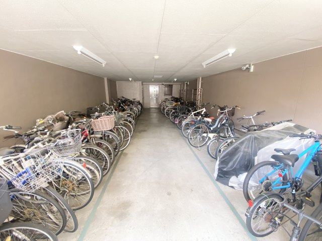 敷地内屋根付き駐輪場、雨や風からも大切な自転車を守ることができます♪