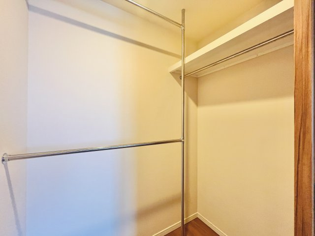 衣類をしっかりしまえるウォークインクローゼット。上下2段のハンガーパイプ付きで大容量の収納です。