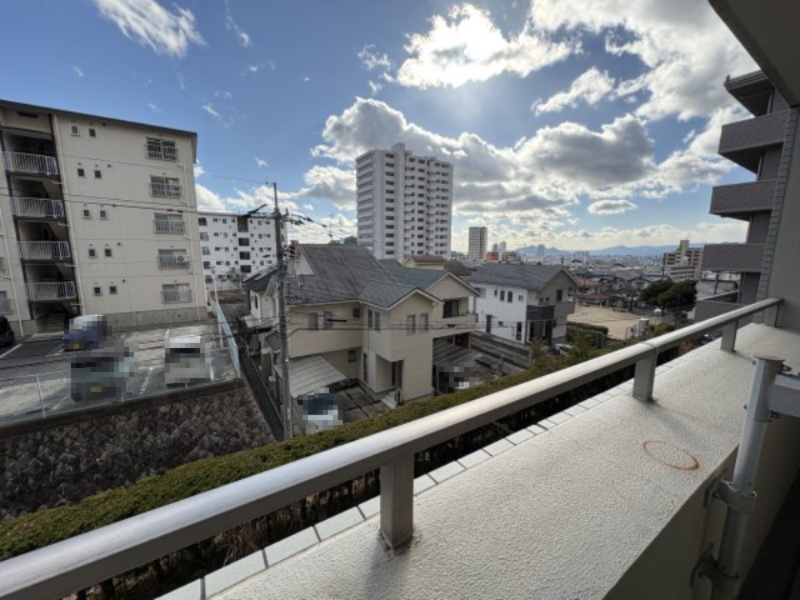 周囲の建物との距離があり、空の広がりを感じられる眺望です。開放感があり、時間帯によって表情が変わる景色を楽しめます。高い建物に囲まれすぎない立地のため、圧迫感が少ない点も魅力です。