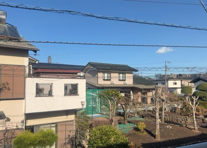 眺望を気にして物件を探す場合、前面に建物が建っていないか現地で確認しましょう！前面に建物があると景色はもちろん、日当たりや風通しにも影響が出てきます。住んだ時のことを想像しながら現地見学をしましょう。
