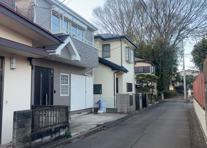 住宅用の土地では前面道路に2m以上接していなければならないと法律で定められています。しかし、お持ちの車のサイズやライフスタイルなどにより、2mでは利便が悪い場合もございますので、事前に確認しましょう。
