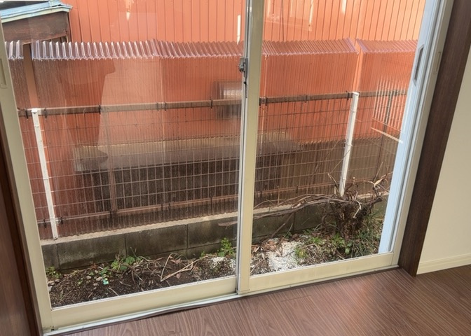 サッシは、ガラス窓に使用される金属製の窓枠です。一般的に住宅建築では、金属製建具工事の段階でガラス類・玄関などと同時に設置されます。種類や構造により断熱性能や遮音性能が異なるので現地でご確認ください。