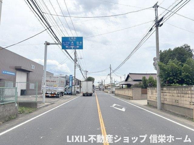 東側から見た前面道路