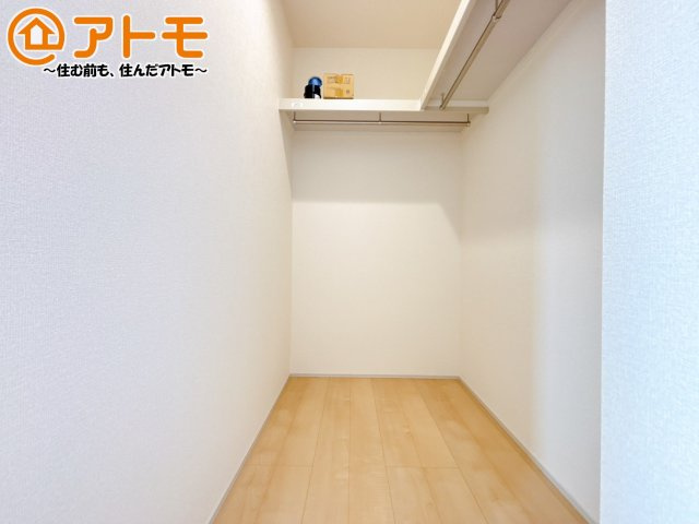 ウォークインクローゼットは季節ものなどを収納することができて便利です♪