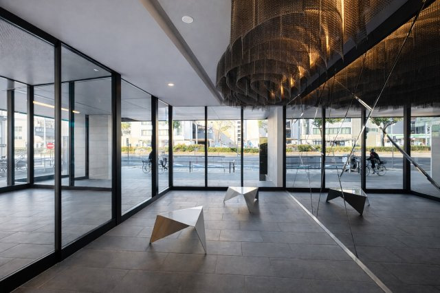 ガラス越しに街並みを望む開放的なロビー空間