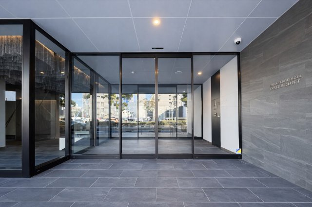 重厚感と洗練が調和するエントランスアプローチ