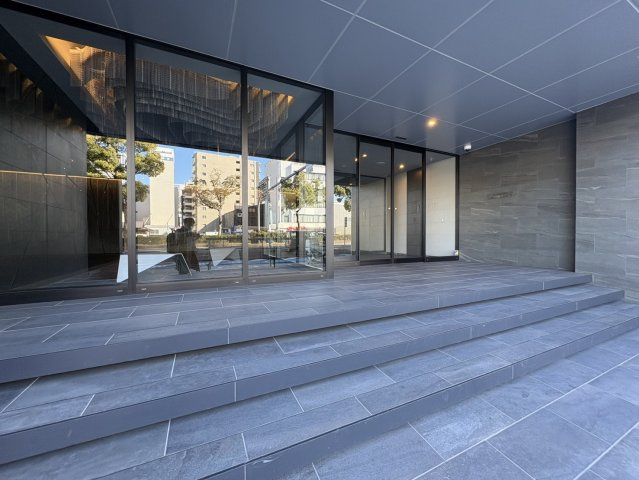 ゆとりあるアプローチが迎えるエントランス