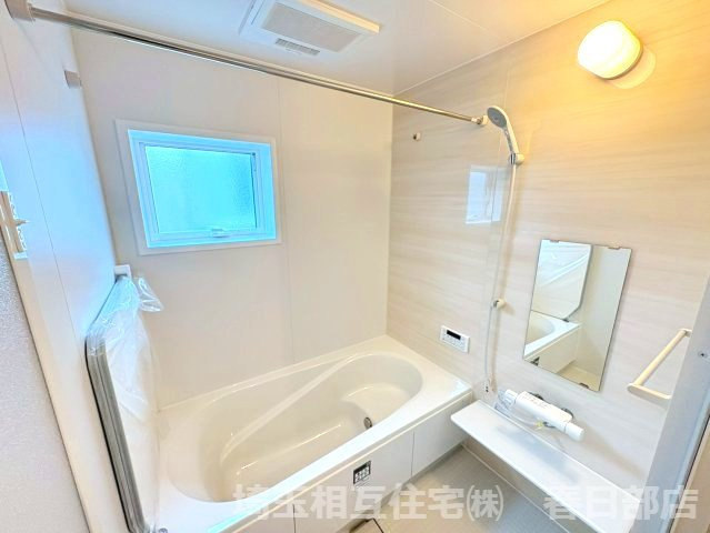 落ち着いた雰囲気でゆったりくつろげるバスルーム。浴室物干し付きで雨の日のお洗濯物も安心です♪