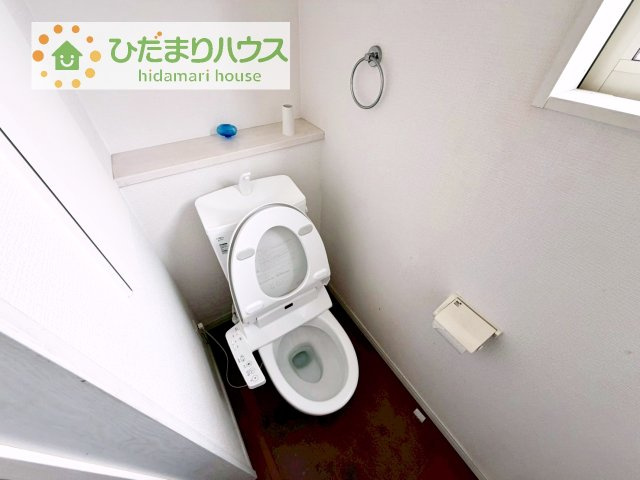 白を基調とするトイレ、クロスを変えても雰囲気ががらりと変わります。