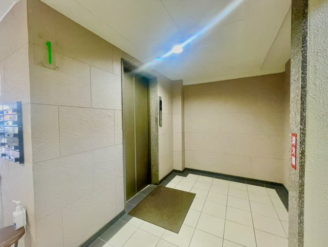 エレベーターホール　エレベーターも総戸数40戸ながら2基ございます