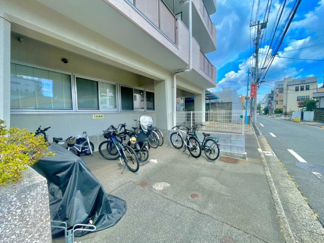 東口駐輪場　各エントランスの脇に2か所駐輪場がございます