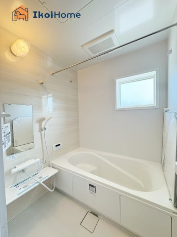 ◆同社施工例◆小窓があり換気良好の浴室です。清潔な空間を保てます。