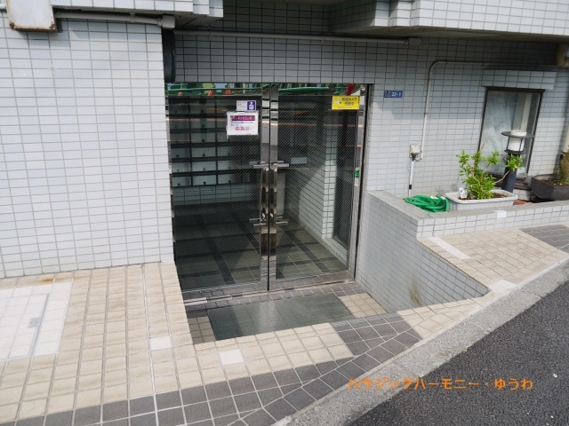 タイル張りの綺麗なエントランスです。