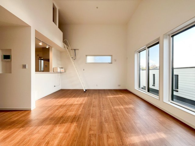 遊び心と実用性を兼ね備えたロフトへ繋がる梯子が、暮らしに彩りとゆとりを添えてくれます　。開放感に満ちたこの場所で、家族との穏やかな時間を過ごしませんか。