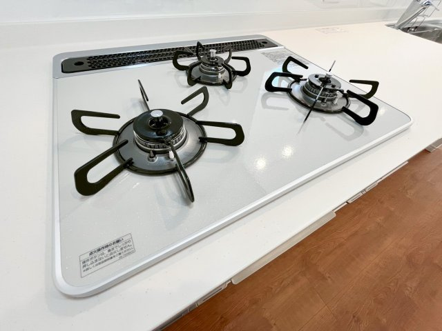 お手入れが簡単なガラストップを採用した、機能的で美しい三口ガスコンロです　。一度に複数の調理を並行して進められるため、忙しい時間帯の家事効率が大幅にアップします　。