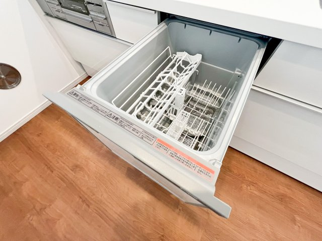 忙しい毎日の家事を強力にサポートする、ビルトインタイプの食器洗乾燥機を完備しました　。システムキッチンと一体化したスッキリとしたデザインで、食後の片付け時間を大幅に短縮してくれます　。
