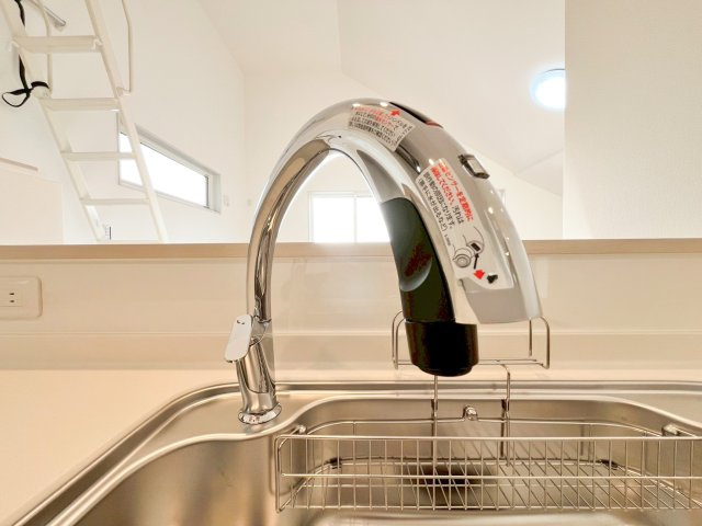 美しい曲線美が目を引く、スタイリッシュなグースネック水栓をキッチンに採用しました　。浄水器一体型のハンドシャワータイプなので、シンクの隅々までお掃除しやすく、毎日の家事を機能的にサポートします　。