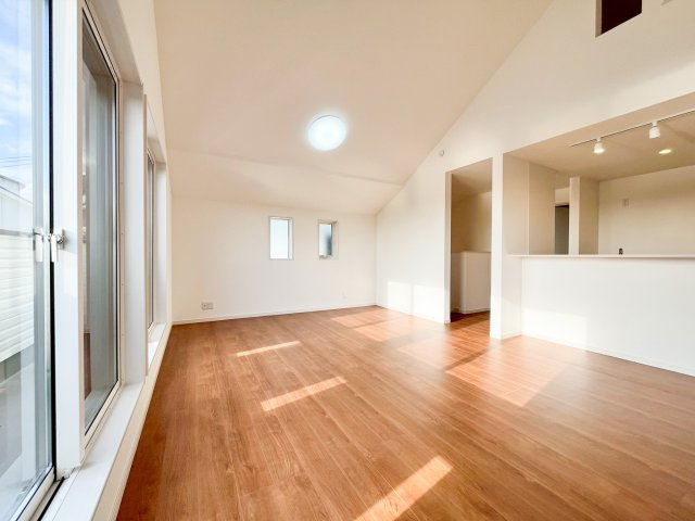 対面式のキッチンからはリビング全体が見渡せ、家事をしながらでも家族との会話が弾む、絆を育む間取りです　。