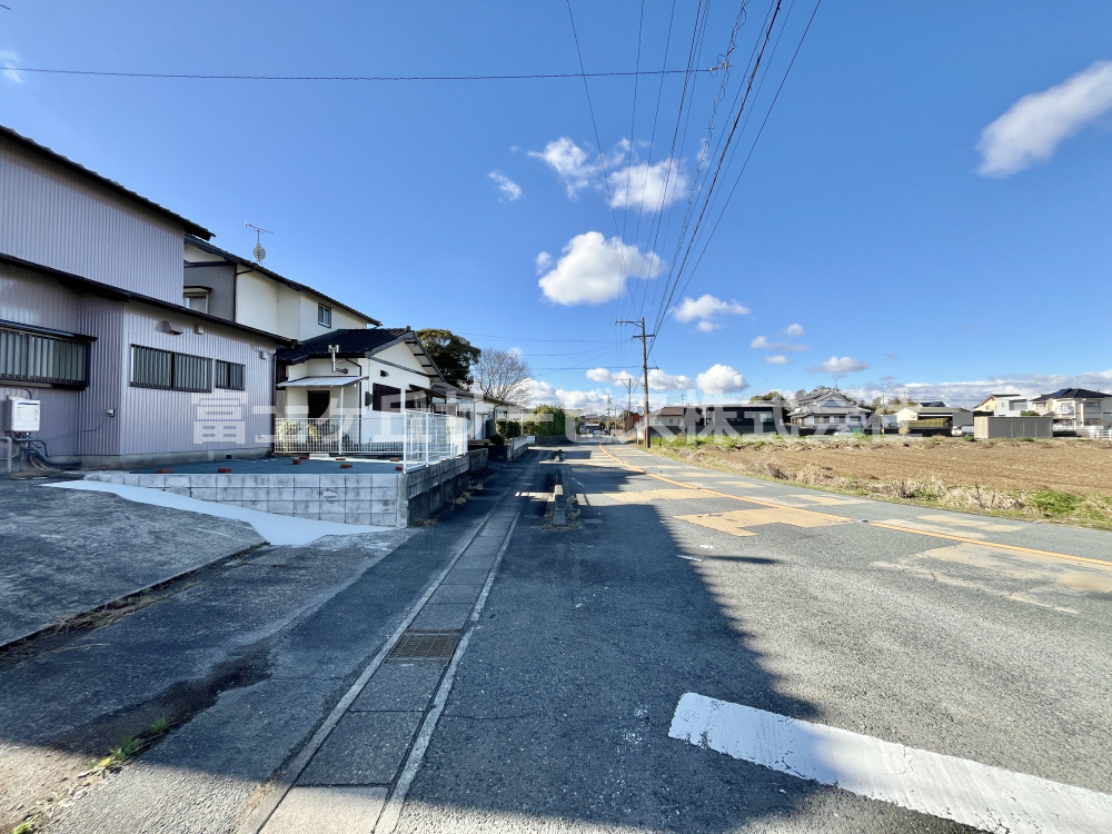 前面道路含む現地写真です