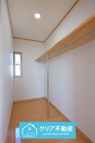 こちらの居室のウォークインクローゼットは広々としていてたくさん収納できます！