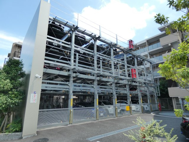 敷地内に機械式駐車場を完備。手前にはターンテーブルがあり、前向きでのスムーズな入出庫をサポートします。愛車の保管も安心の設備です。※空き状況やサイズ等の詳細は担当までお問い合わせください。