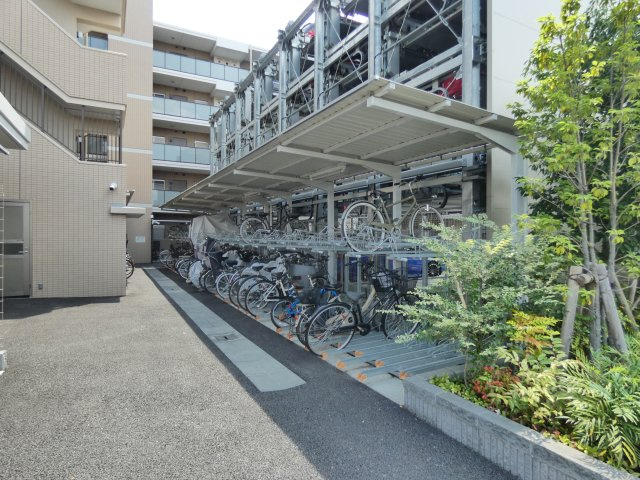 敷地内には、雨や日差しから大切な自転車を守る屋根付きの駐輪場を完備。2段式ラックで綺麗に整理されており、出し入れもスムーズです。