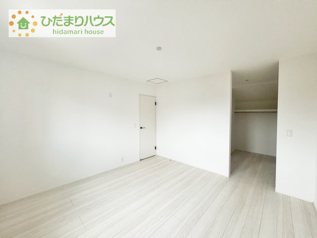 広めの主寝室は、ベッドの他にもパソコンデスクやドレッサーなども置けちゃいます(*^-^*)