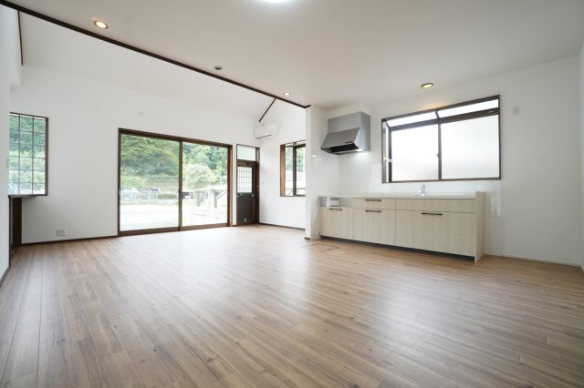 21.5帖リビング。クロス・床の張替キッチンの交換を行いました。※リフォーム途中の写真です。